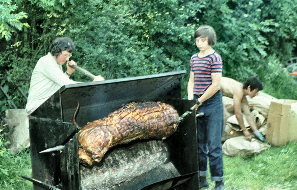 Grillschwein im Pflanzgarten