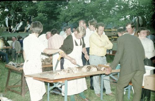 1973-grillschwein-im-pflanzgarten-2