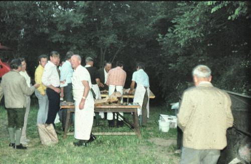 1973-grillschwein-im-pflanzgarten-3