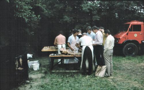 1973-grillschwein-im-pflanzgarten-5