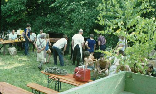 1973-grillschwein-im-pflanzgarten-8